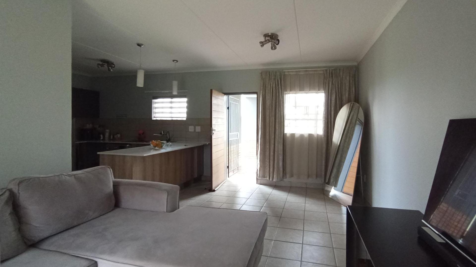 Lounges - 20 square meters of property in Sagewood