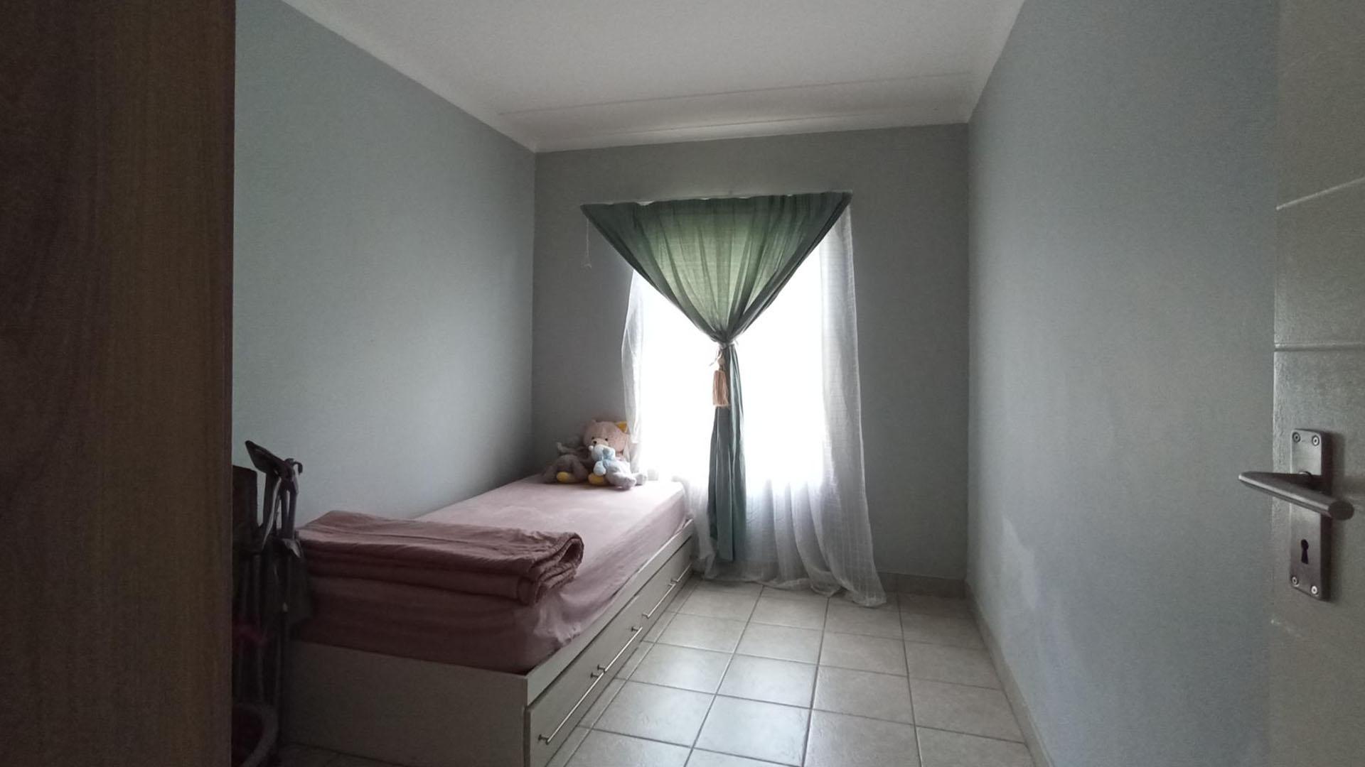 Bed Room 1 - 11 square meters of property in Sagewood