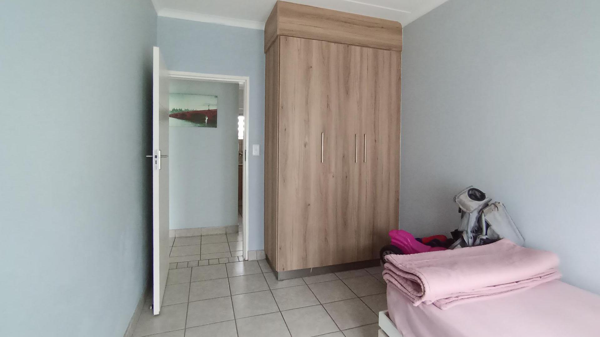 Bed Room 1 - 11 square meters of property in Sagewood
