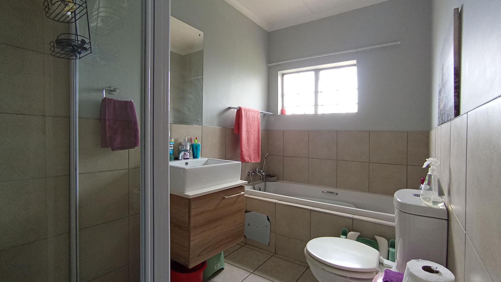 Bathroom 1 - 6 square meters of property in Sagewood