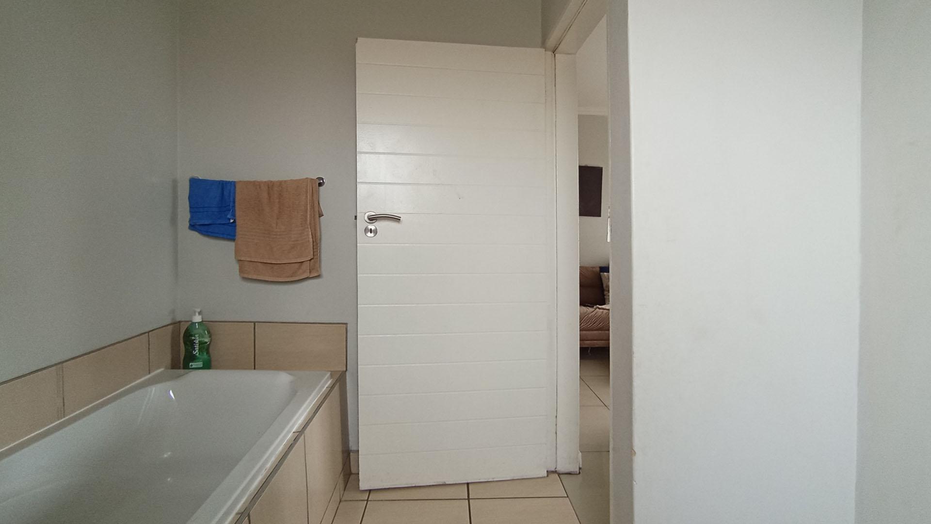 Bathroom 1 - 5 square meters of property in Halfway Gardens