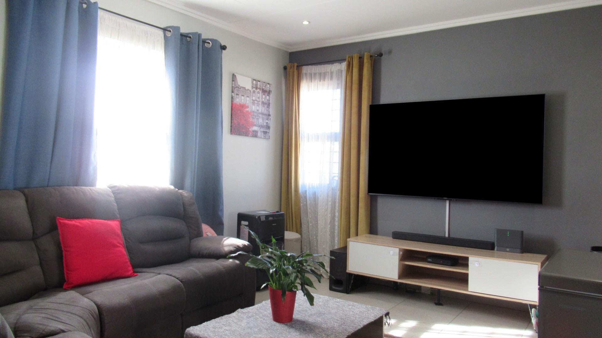 Lounges - 20 square meters of property in Mindalore