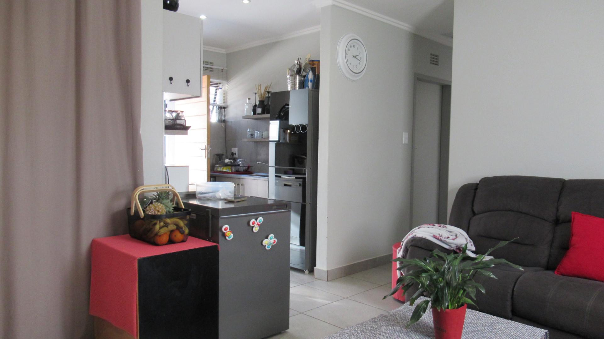 Lounges - 20 square meters of property in Mindalore