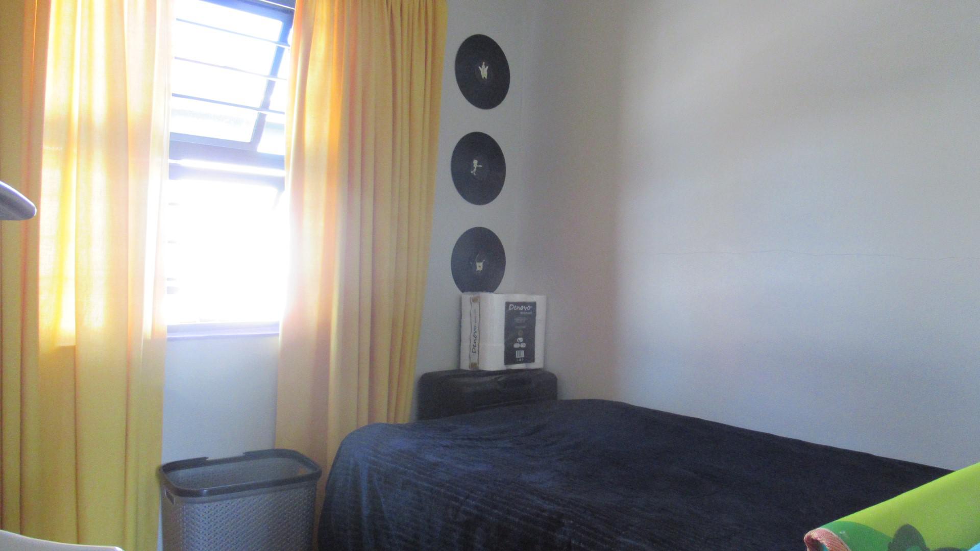 Bed Room 1 - 8 square meters of property in Mindalore