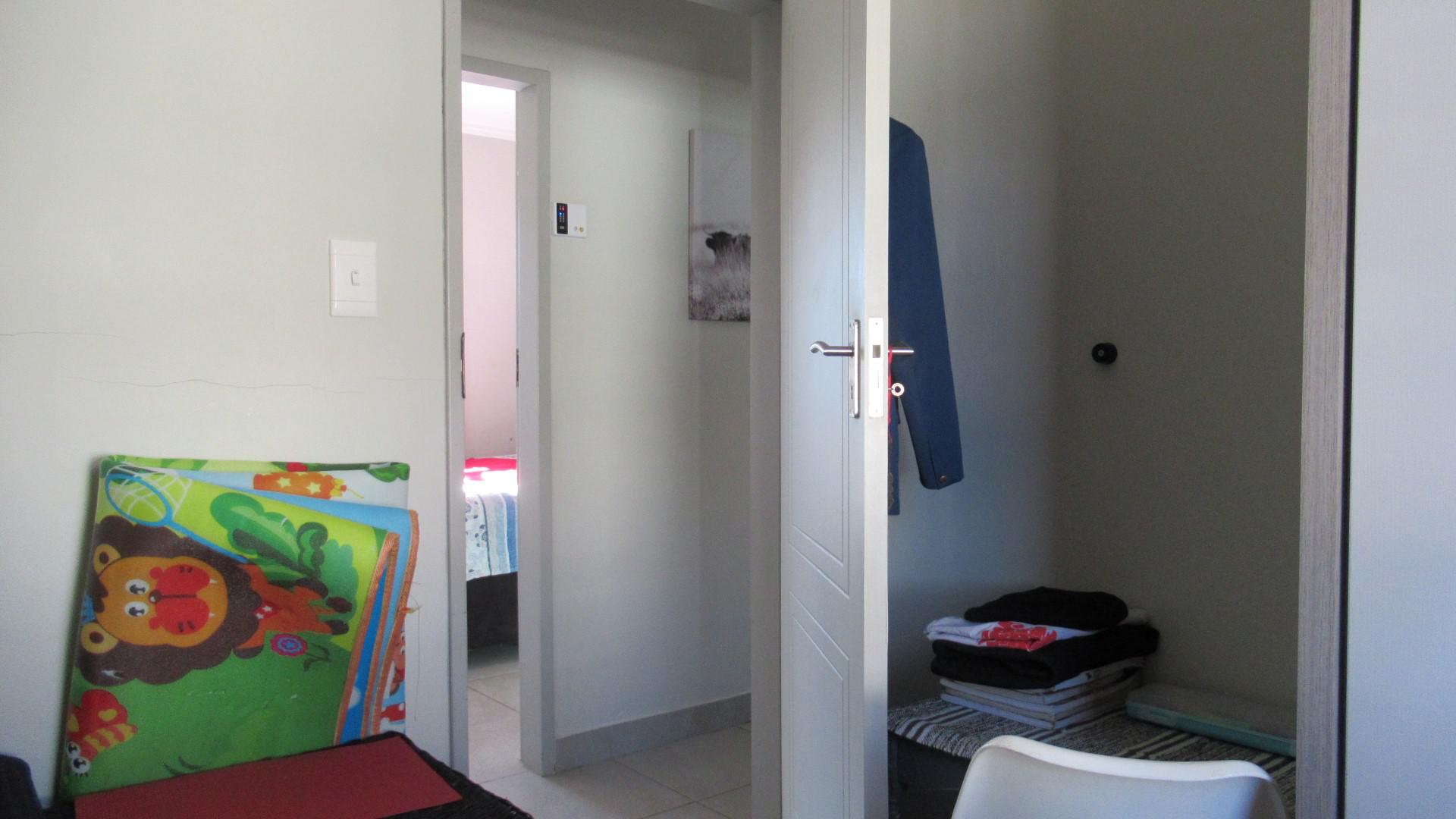 Bed Room 1 - 8 square meters of property in Mindalore