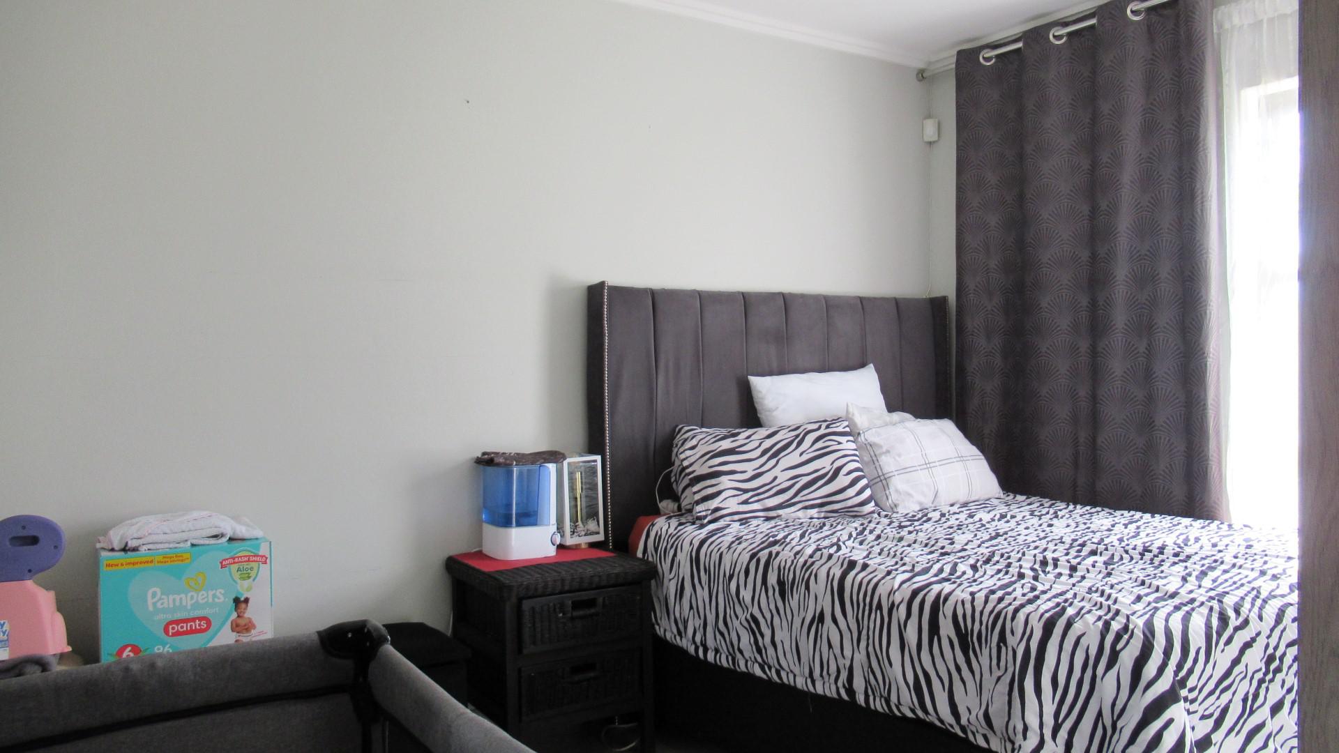 Main Bedroom - 14 square meters of property in Mindalore