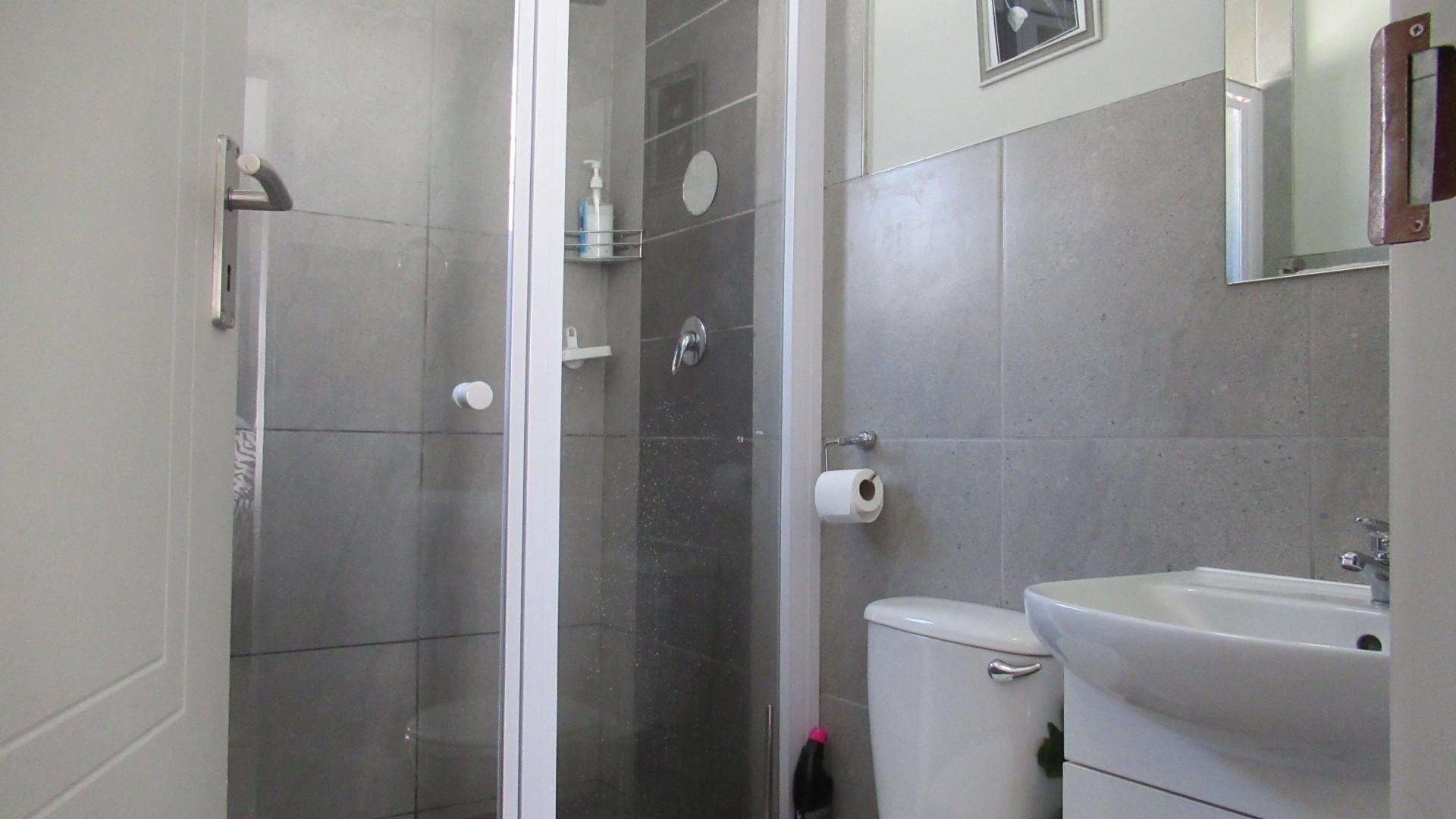 Main Bathroom - 5 square meters of property in Mindalore