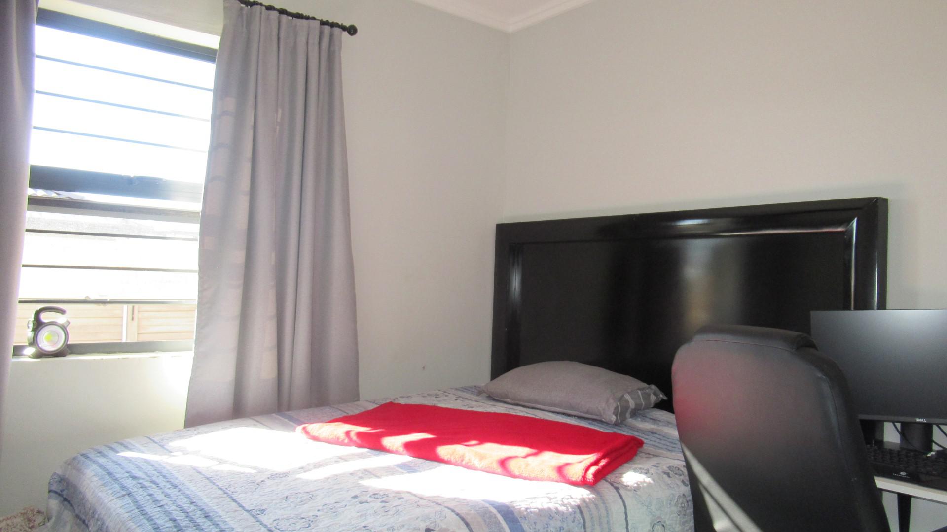 Bed Room 2 - 11 square meters of property in Mindalore