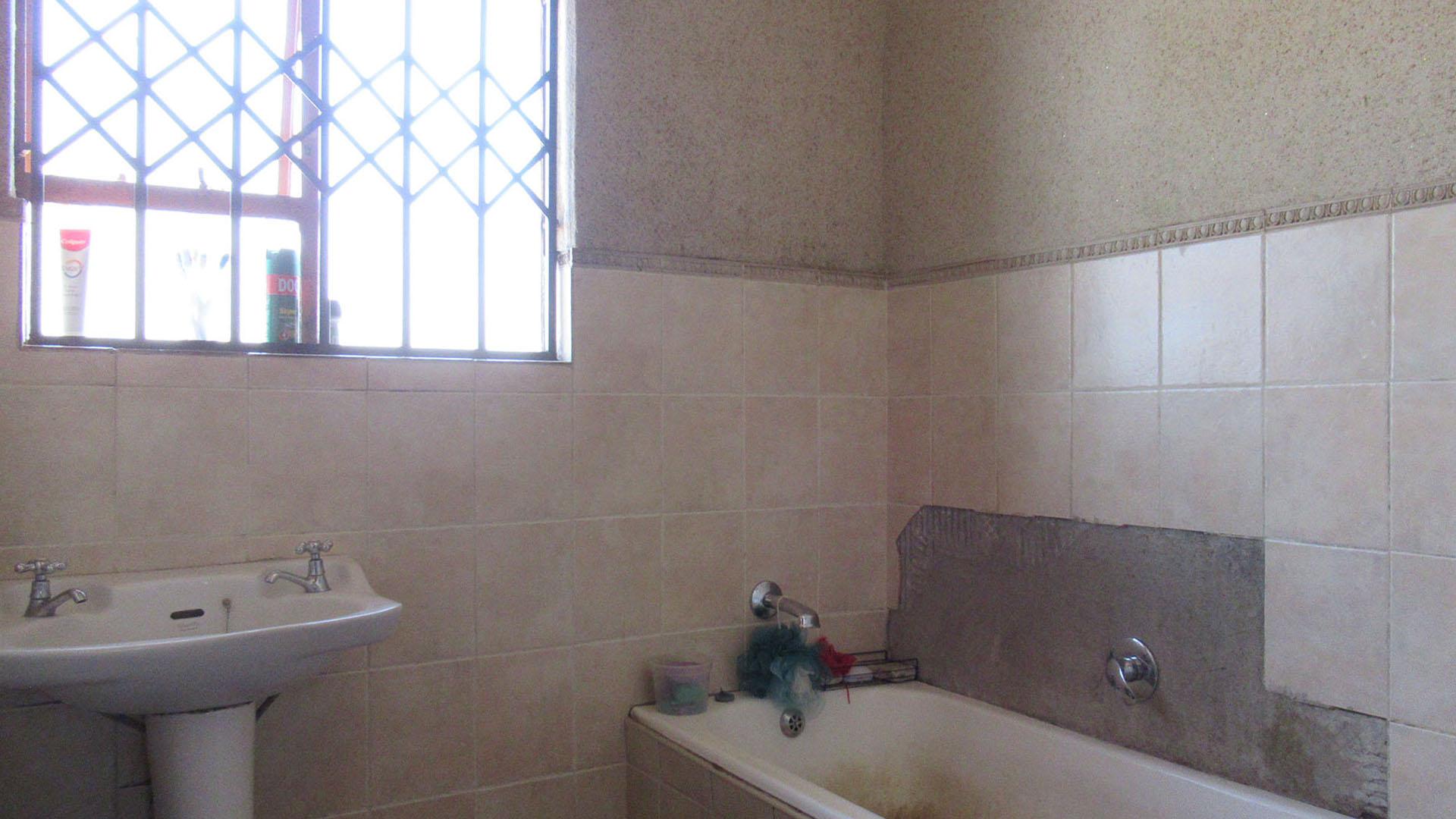 Bathroom 1 - 4 square meters of property in Witpoortjie