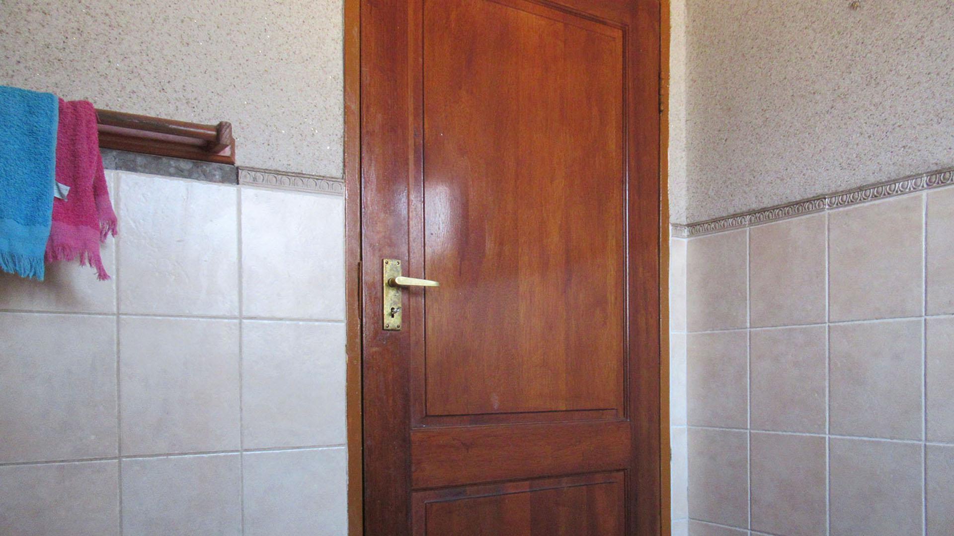 Bathroom 1 - 4 square meters of property in Witpoortjie