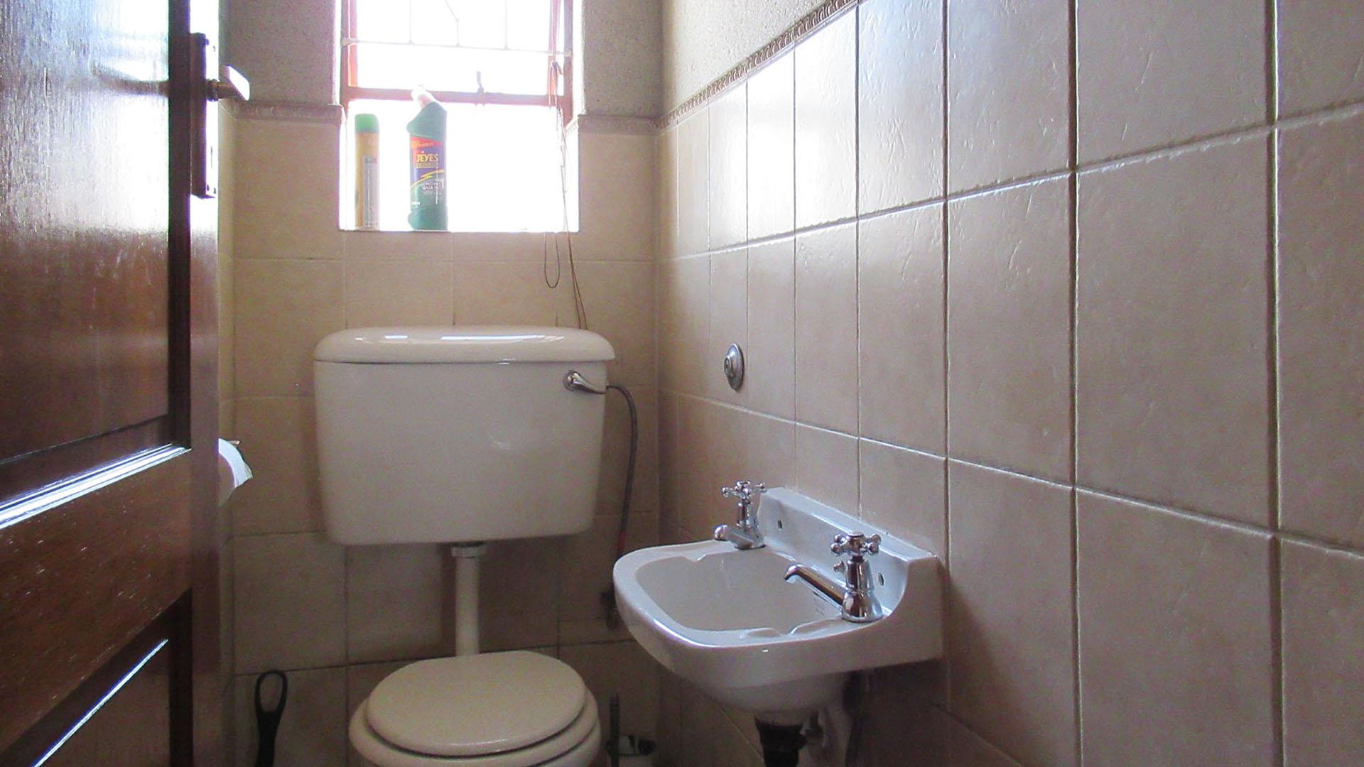 Bathroom 2 - 2 square meters of property in Witpoortjie