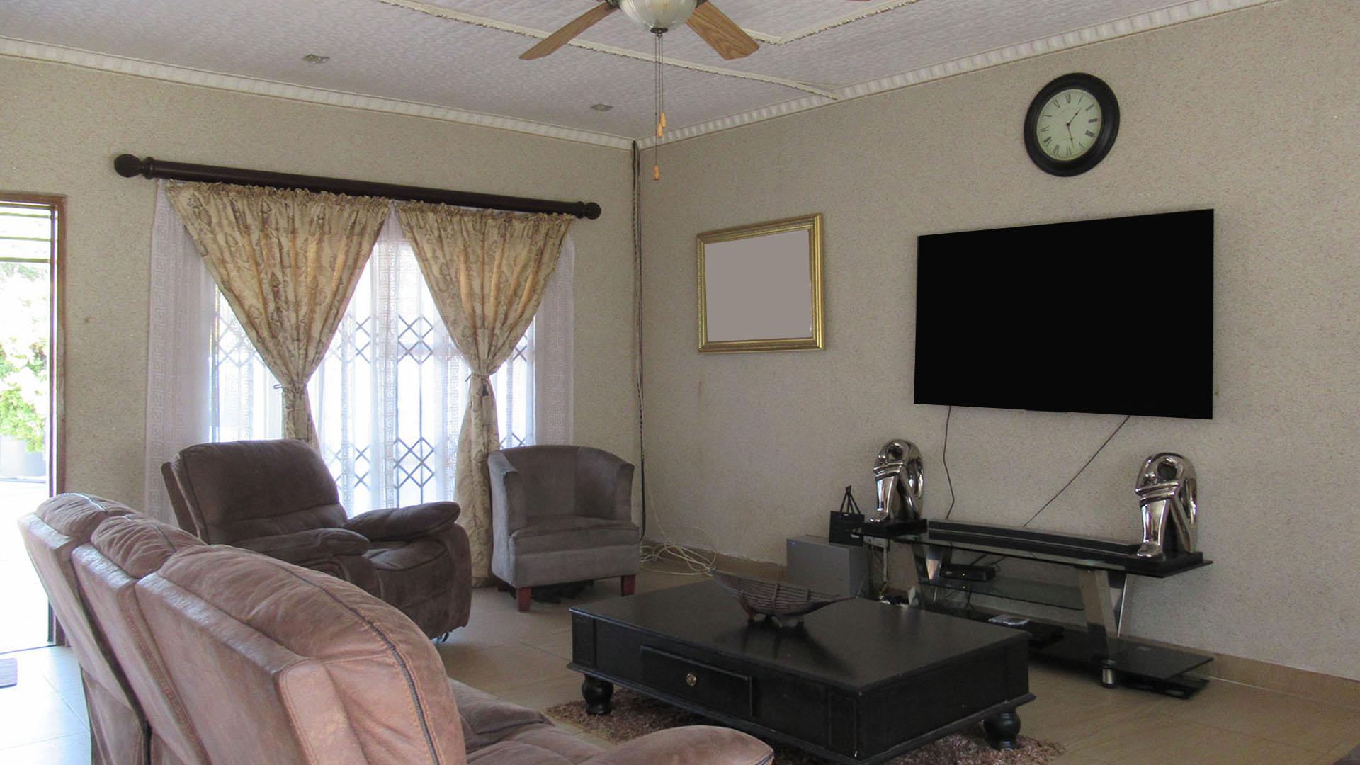 Lounges - 31 square meters of property in Witpoortjie