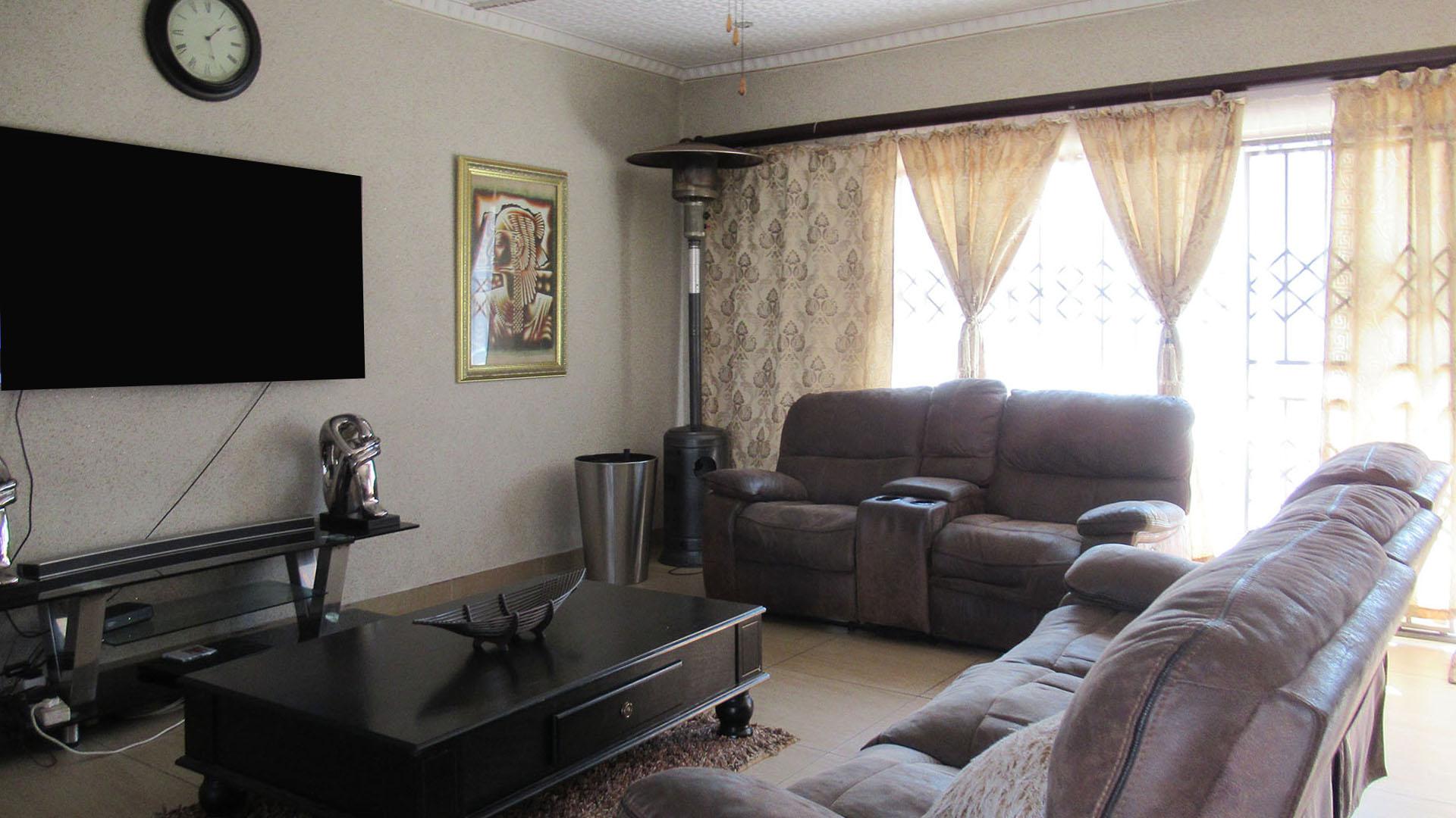 Lounges - 31 square meters of property in Witpoortjie