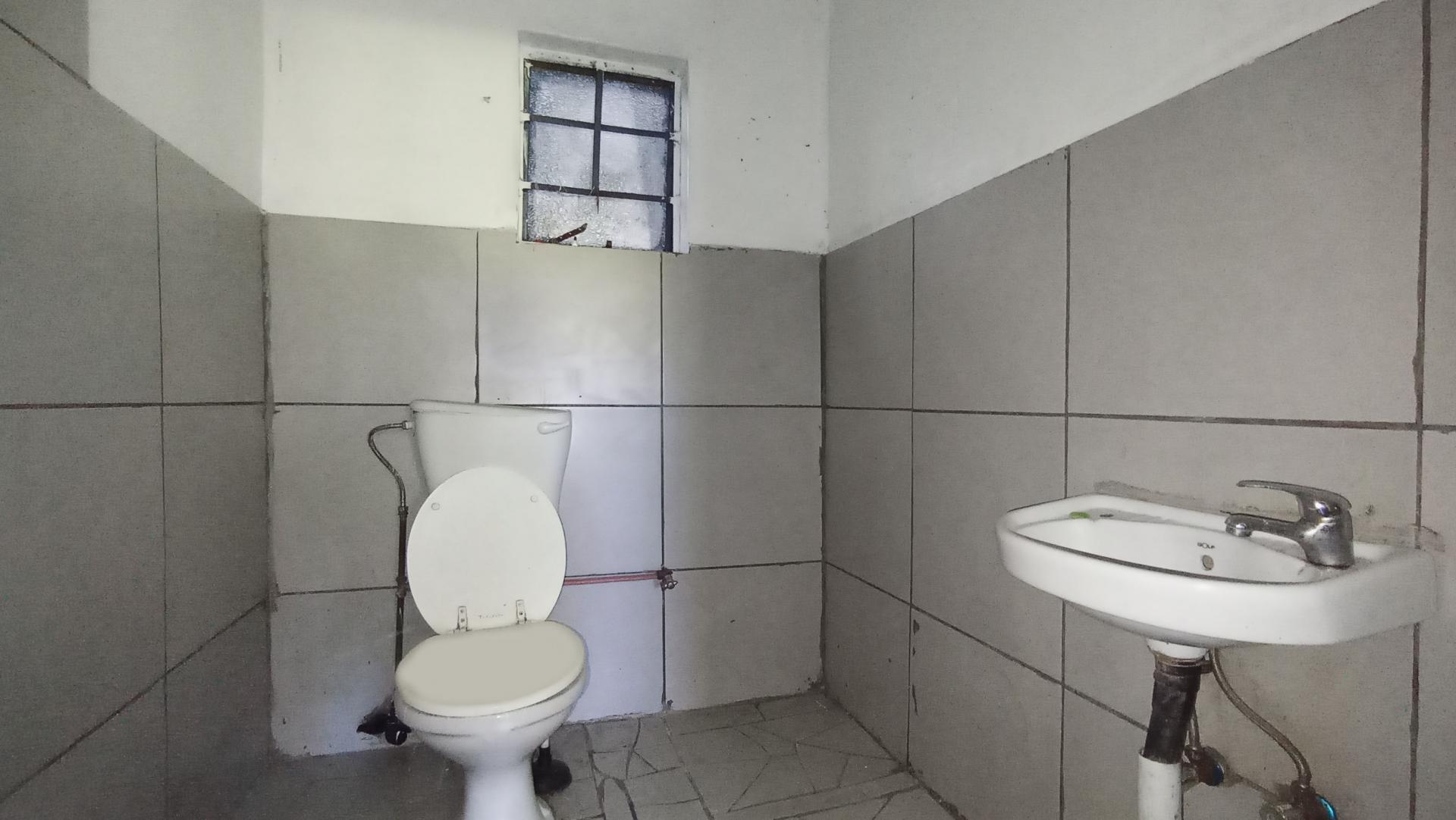 Bathroom 1 - 18 square meters of property in Rosettenville