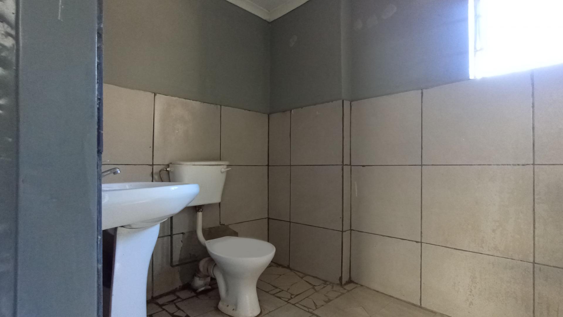 Bathroom 1 - 18 square meters of property in Rosettenville