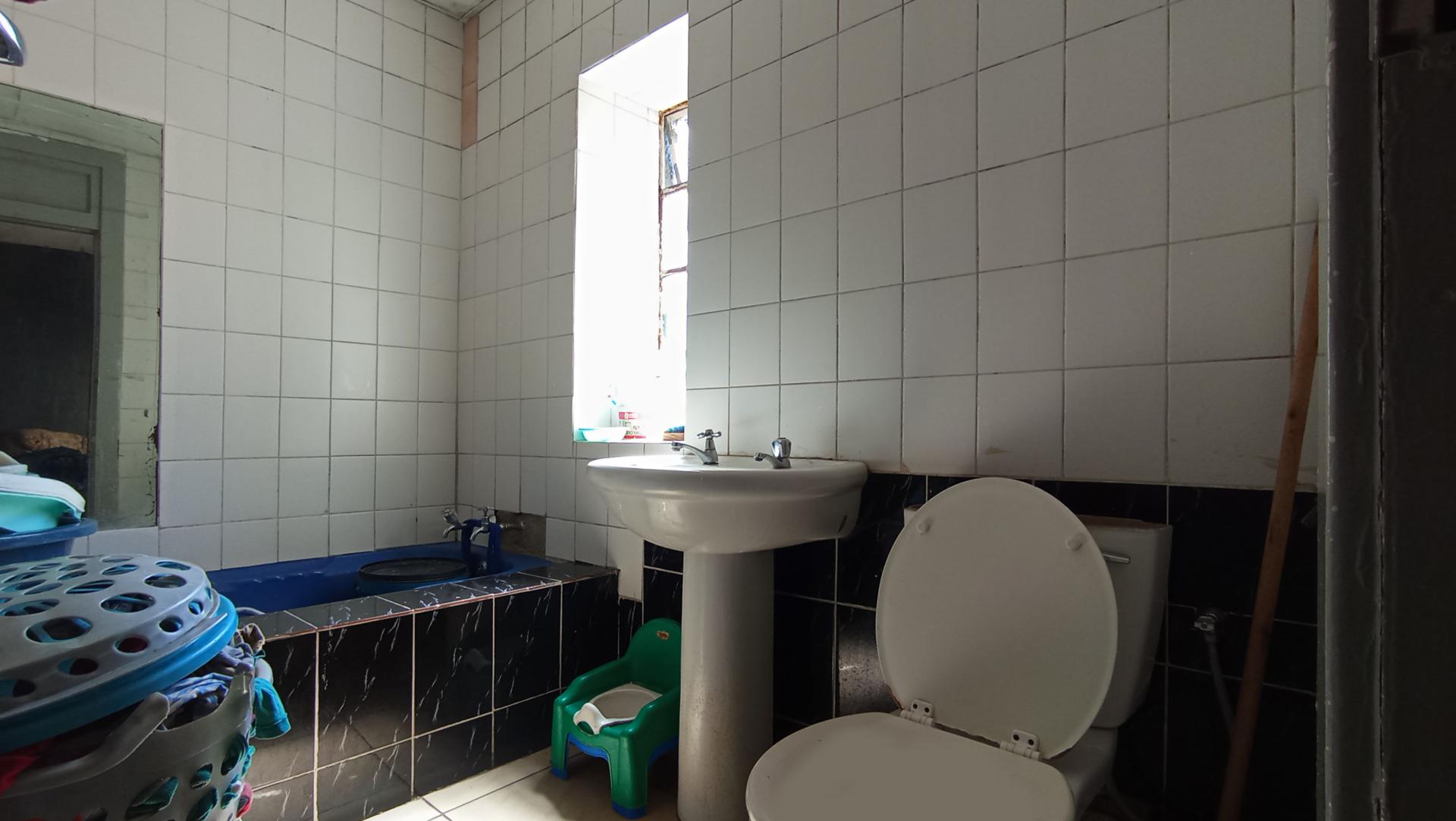 Bathroom 1 - 18 square meters of property in Rosettenville