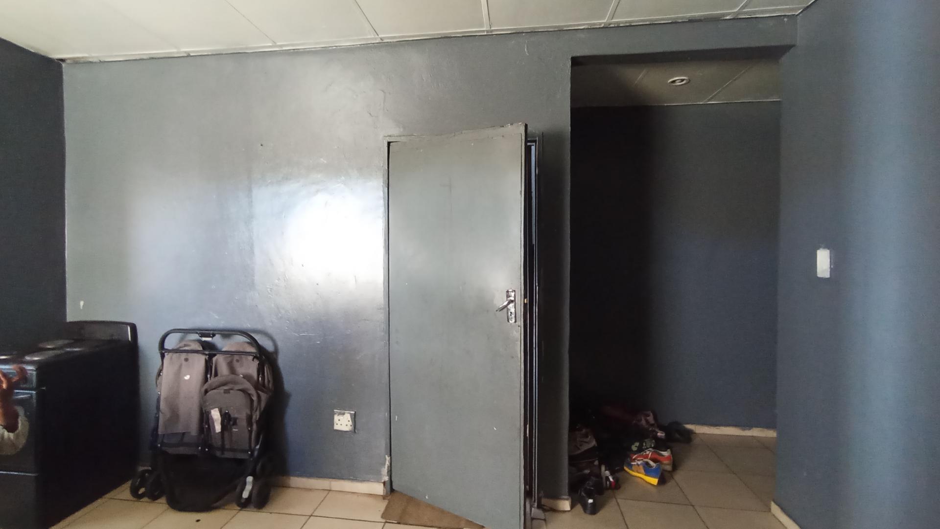 Lounges - 37 square meters of property in Rosettenville