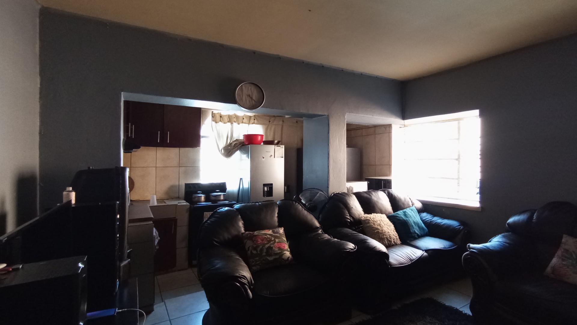 Lounges - 37 square meters of property in Rosettenville