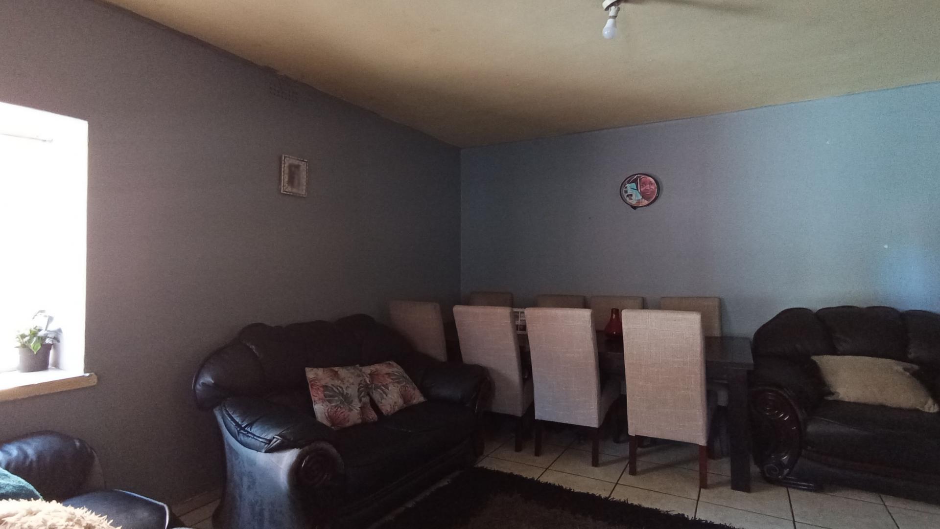 Lounges - 37 square meters of property in Rosettenville