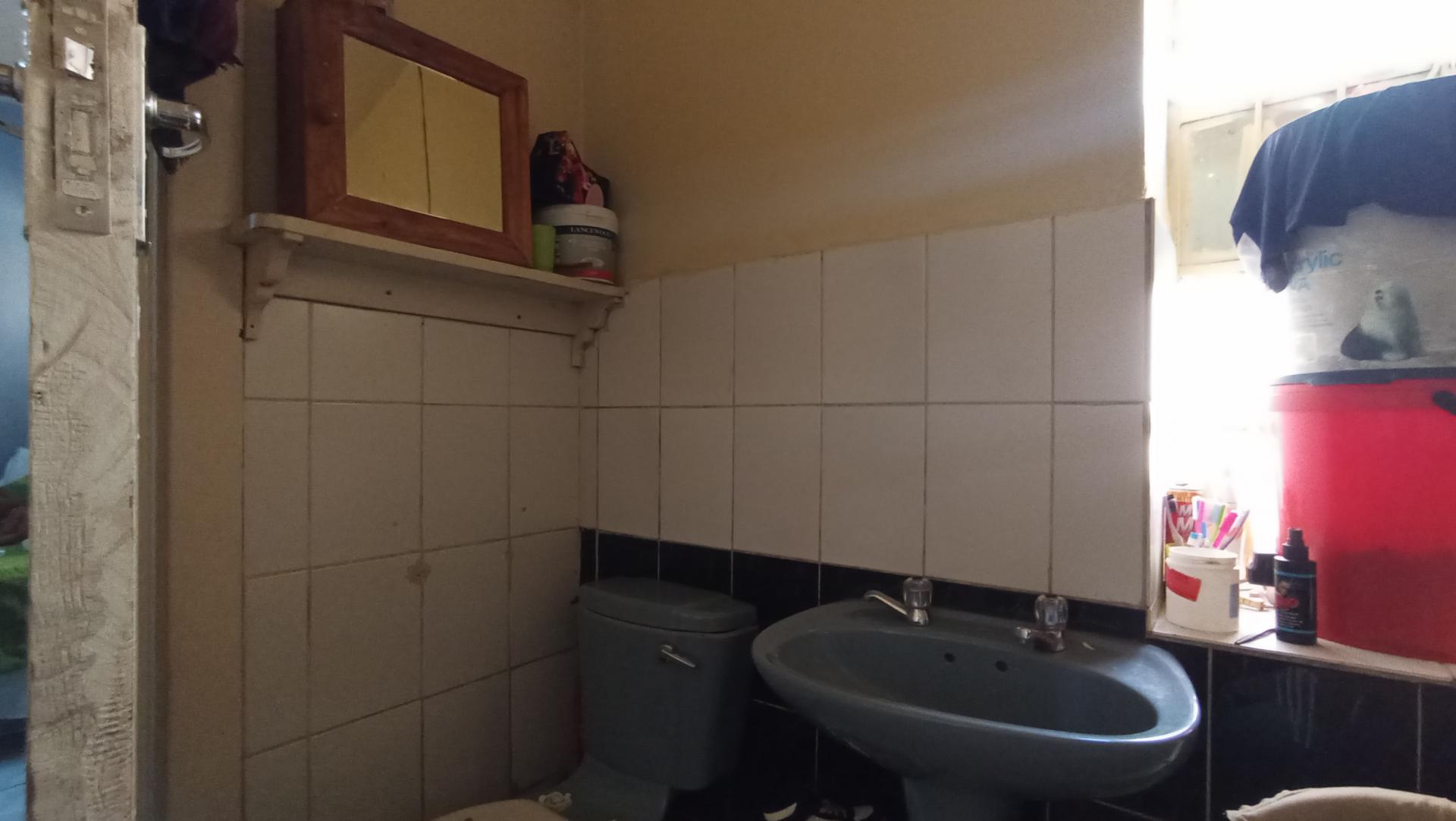 Bathroom 1 - 18 square meters of property in Rosettenville