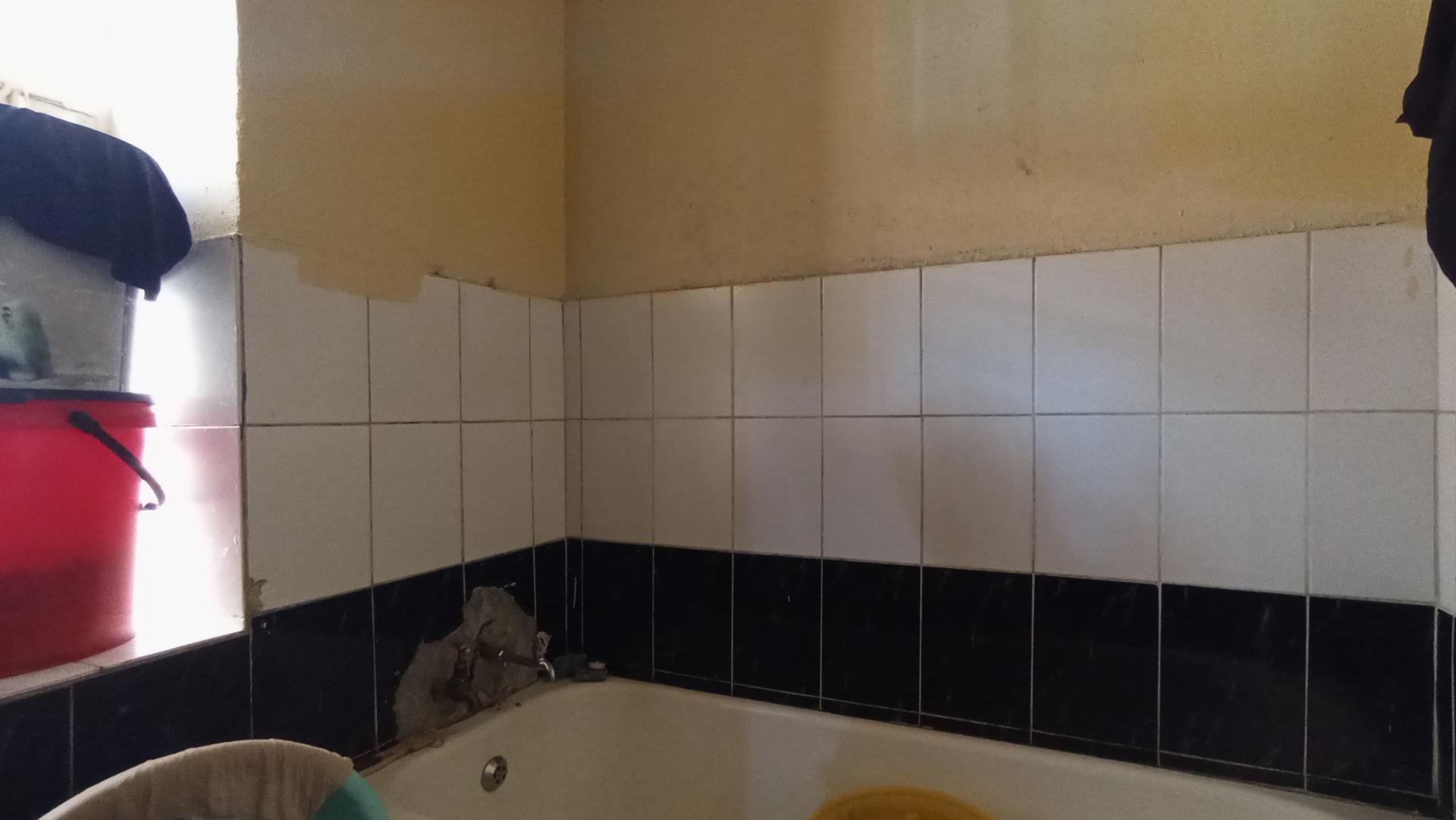 Bathroom 1 - 18 square meters of property in Rosettenville