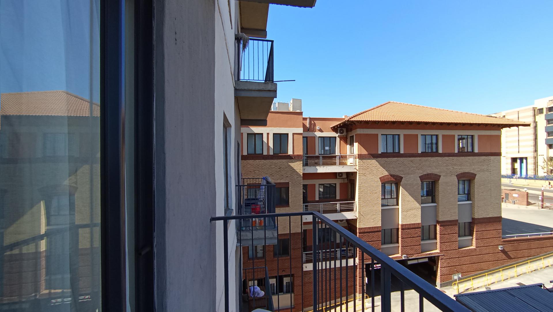 Balcony - 4 square meters of property in Ferndale - JHB