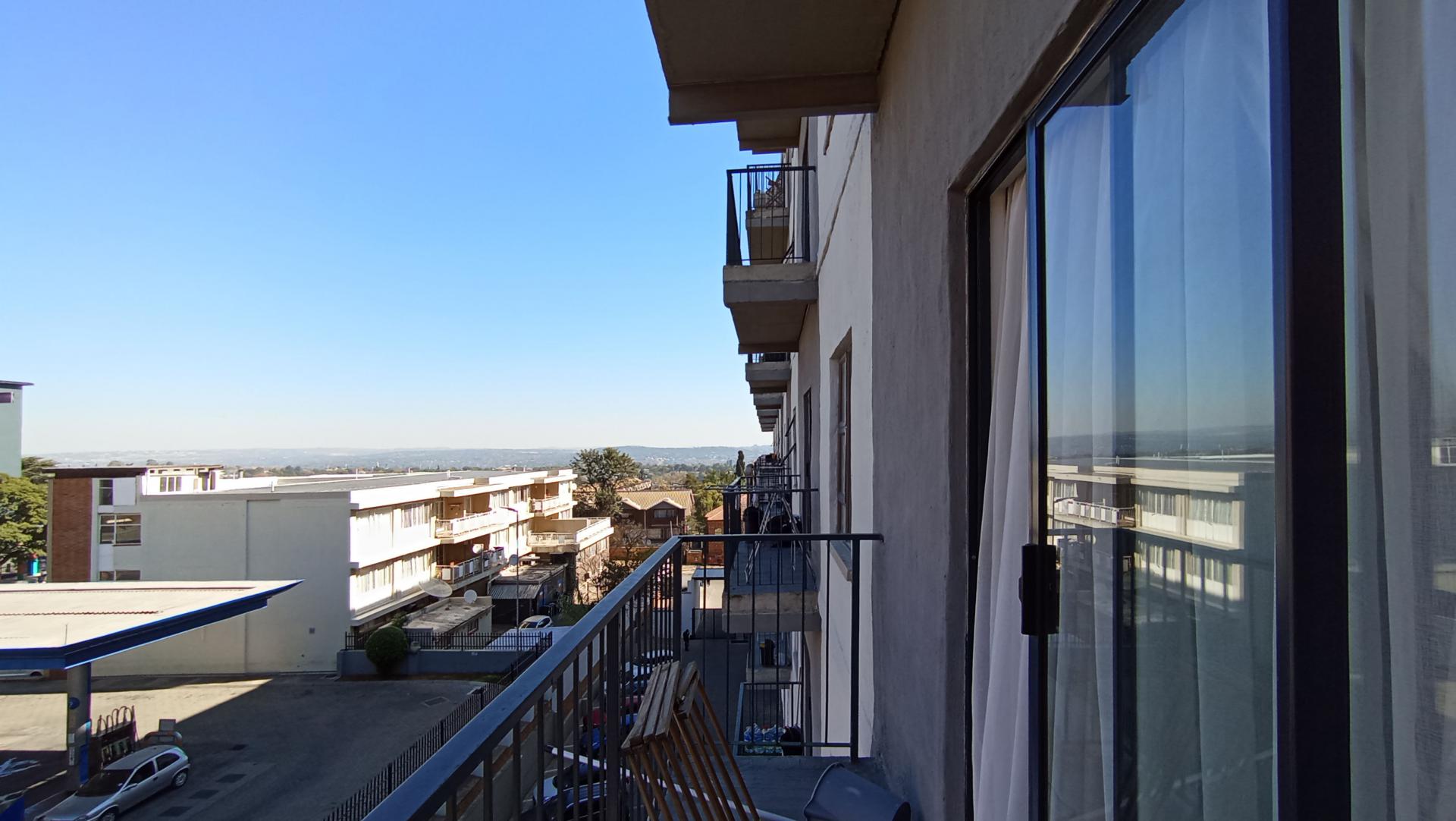 Balcony - 4 square meters of property in Ferndale - JHB