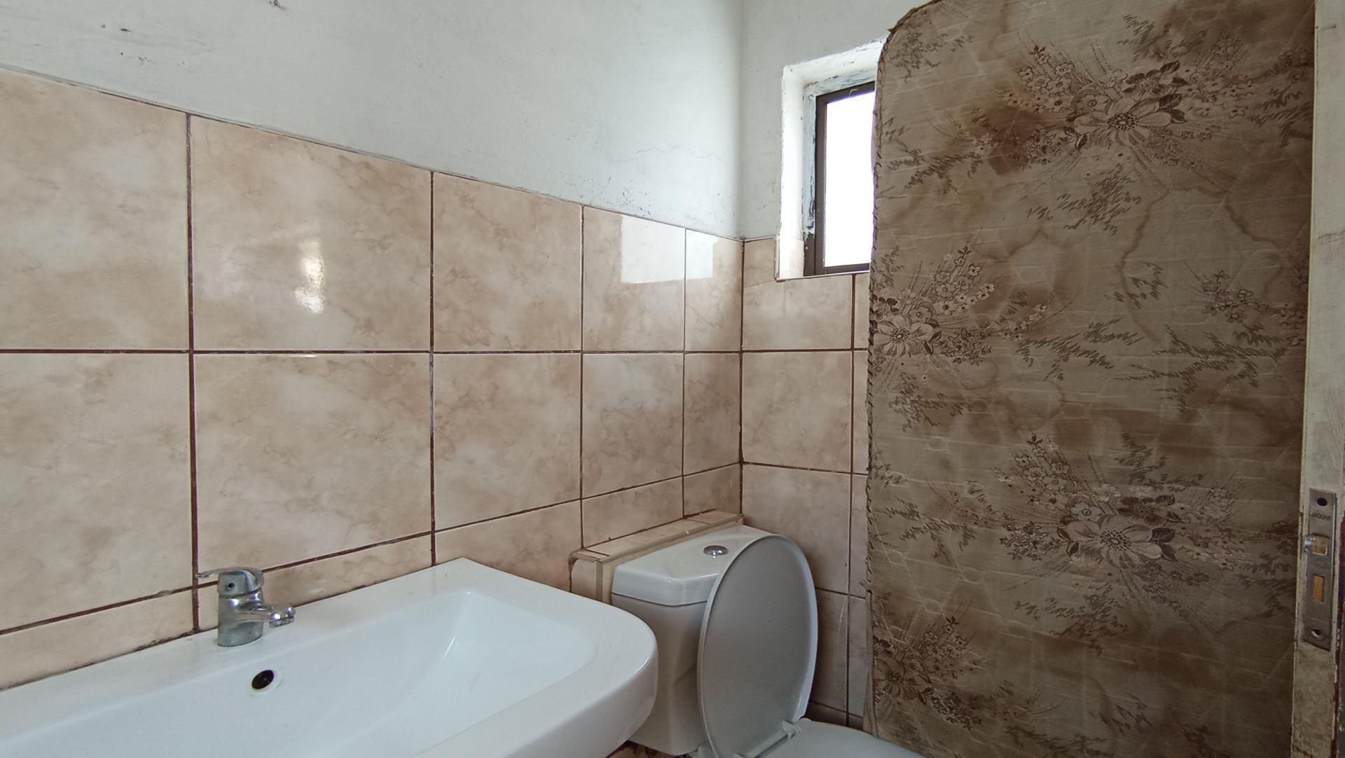 Staff Bathroom - 4 square meters of property in Orange Grove