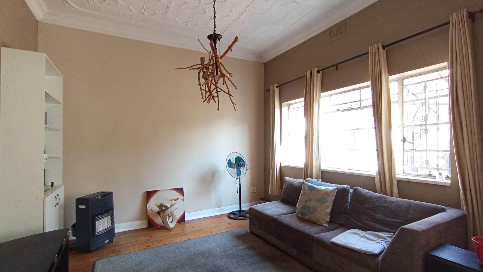 Lounges - 14 square meters of property in Orange Grove