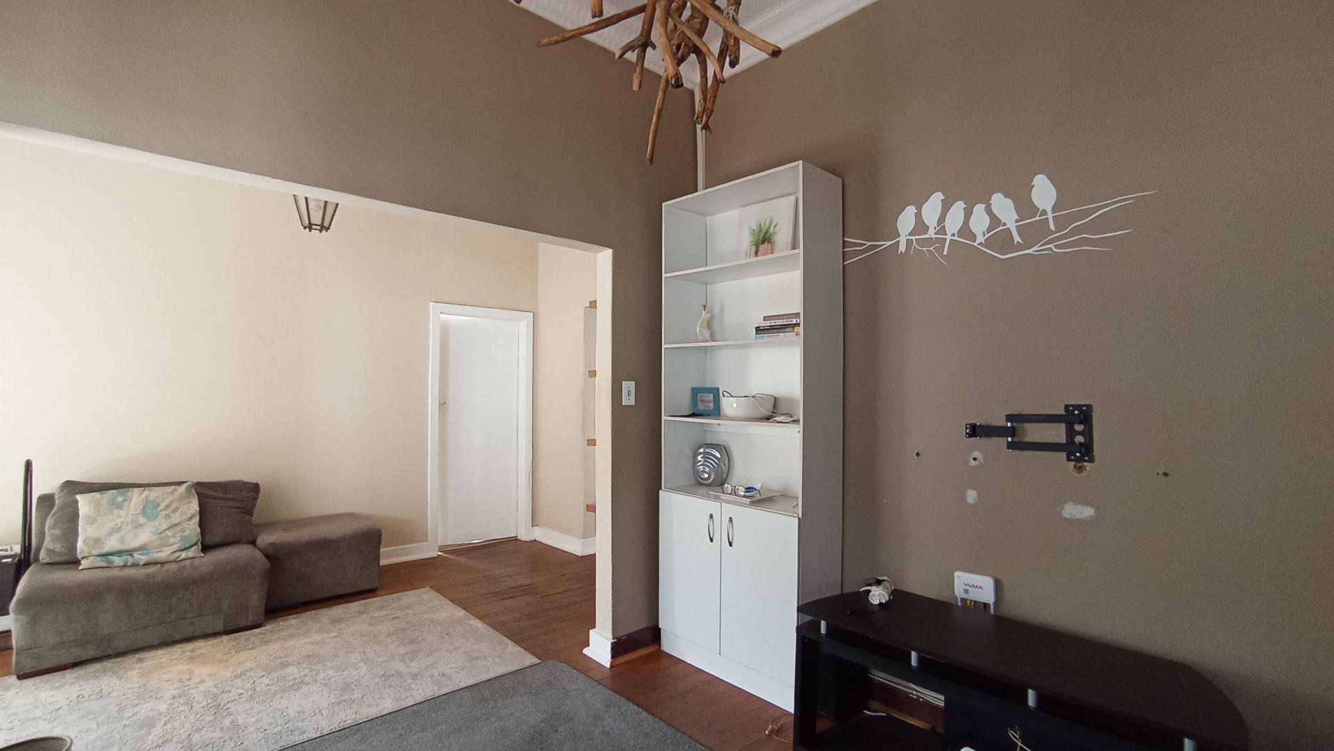 Lounges - 14 square meters of property in Orange Grove