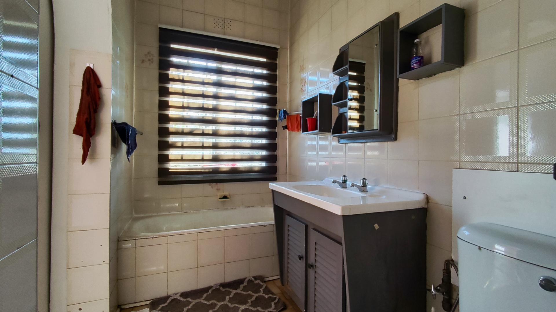 Bathroom 1 - 4 square meters of property in Plantation