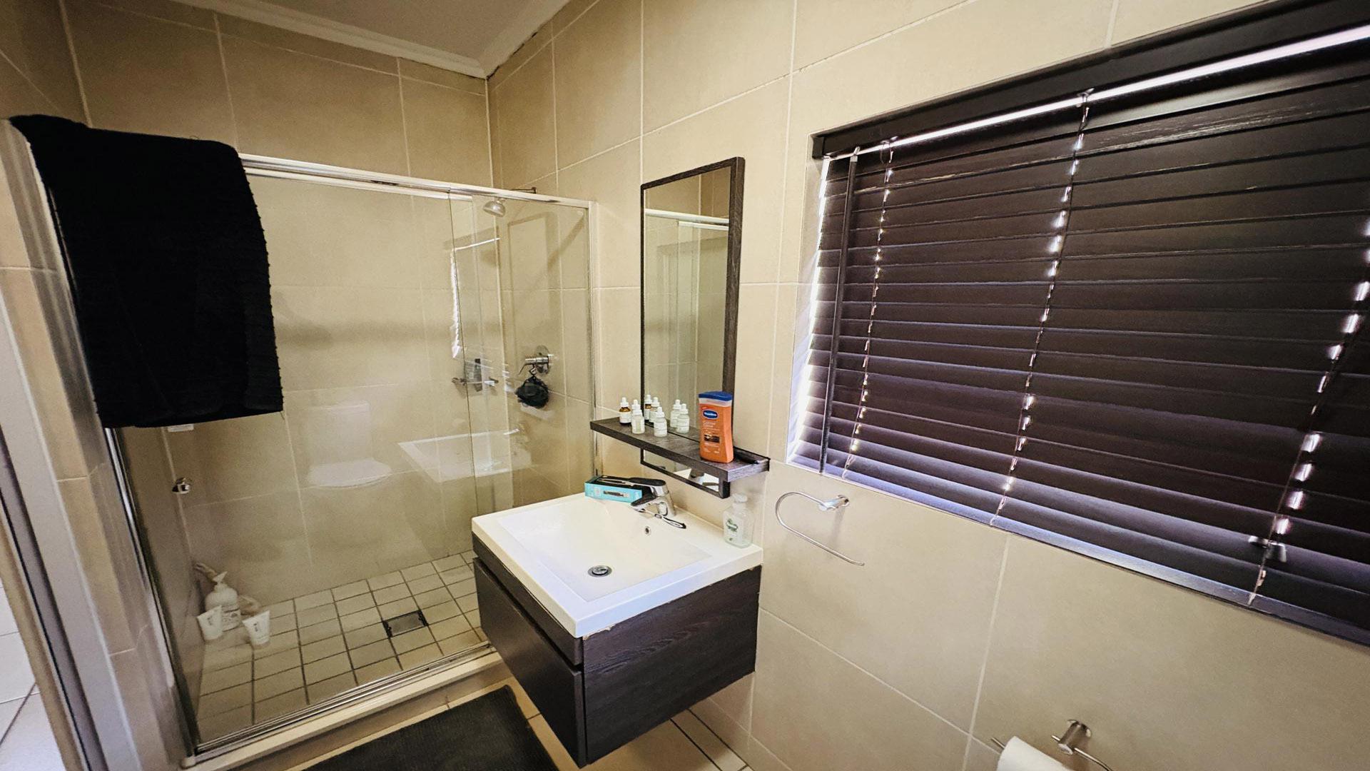 Bathroom 1 of property in Greenstone Hill