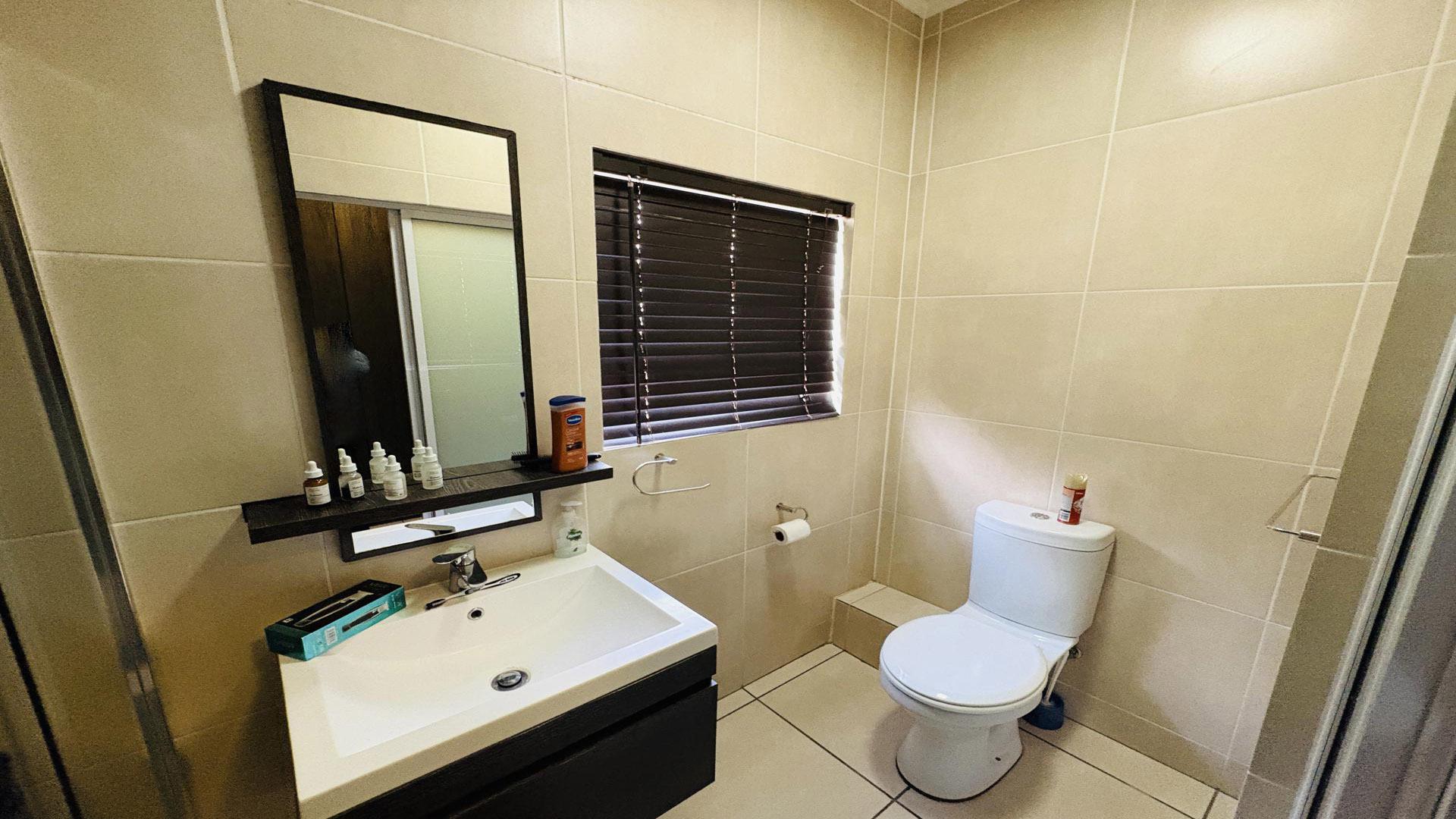 Bathroom 1 of property in Greenstone Hill