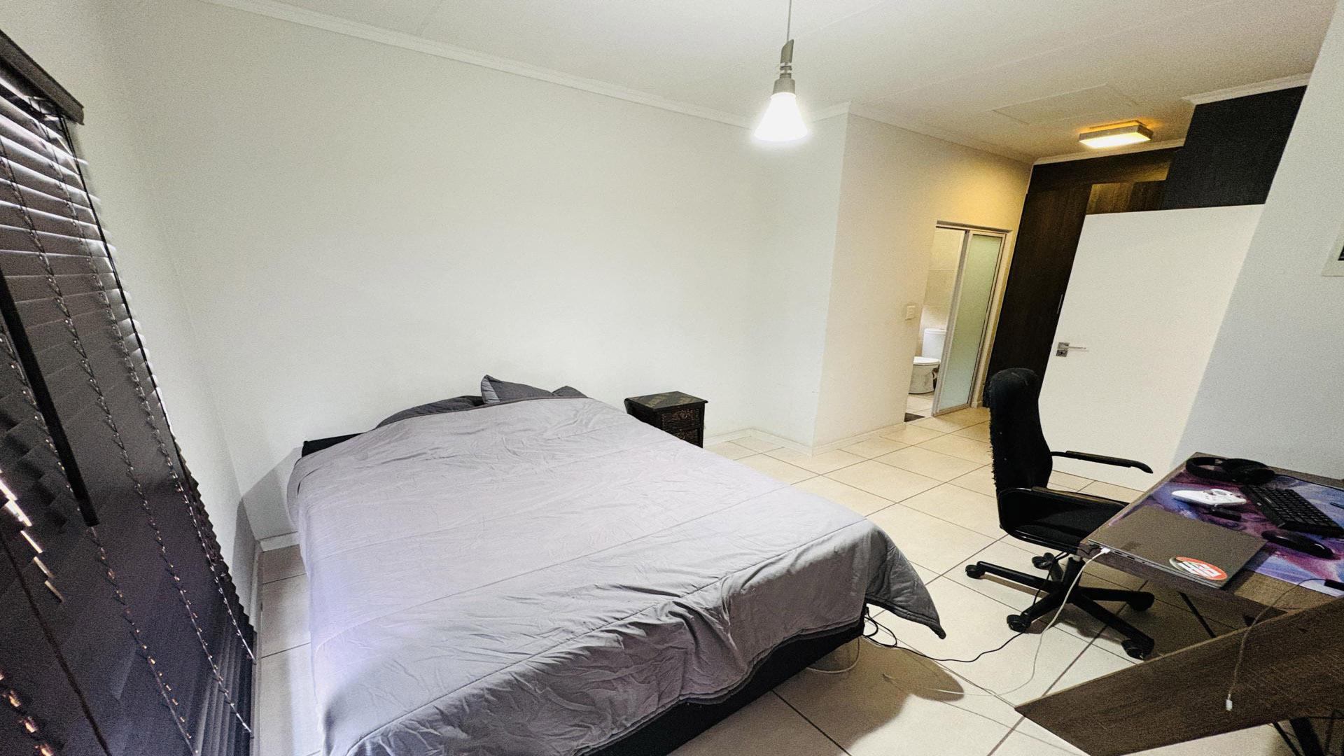Bed Room 1 of property in Greenstone Hill