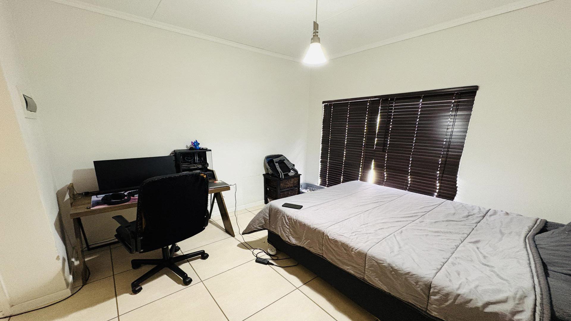 Bed Room 1 of property in Greenstone Hill