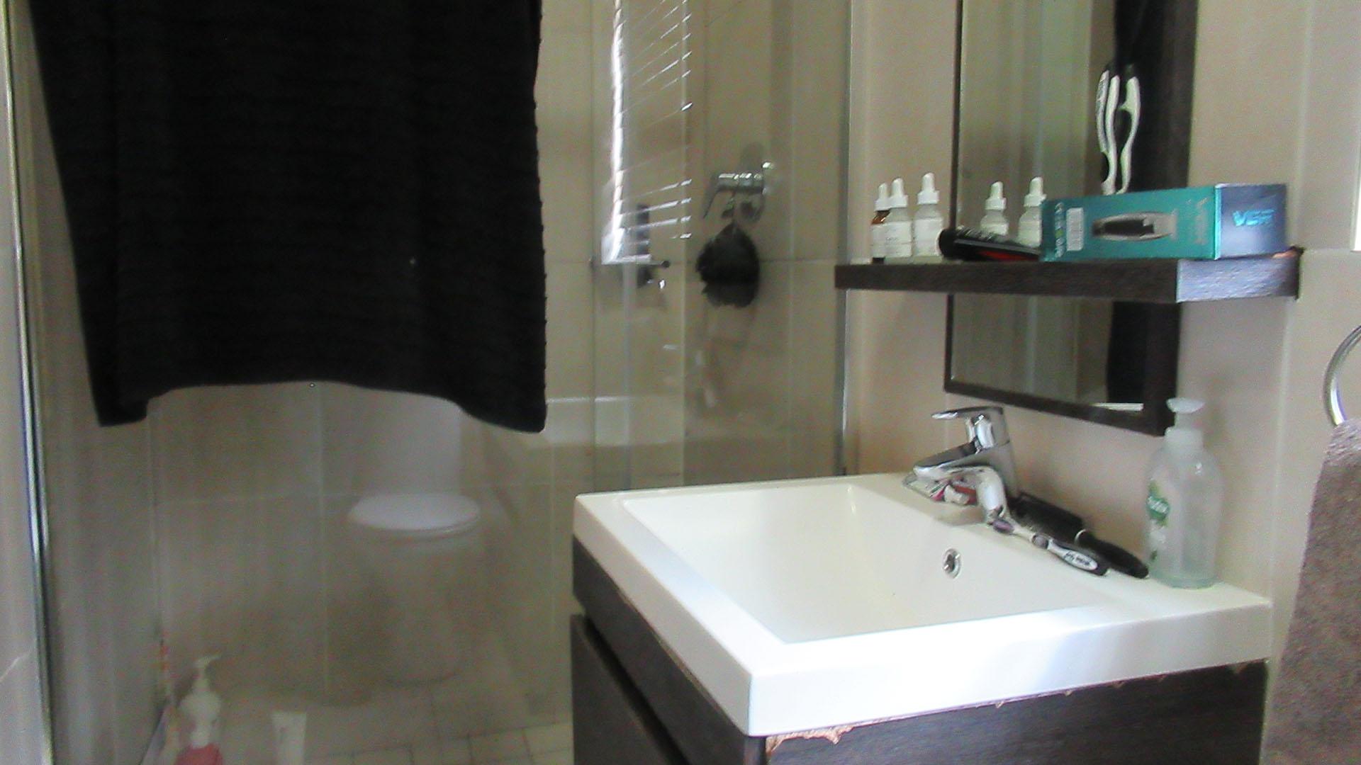 Bathroom 1 - 5 square meters of property in Greenstone Hill