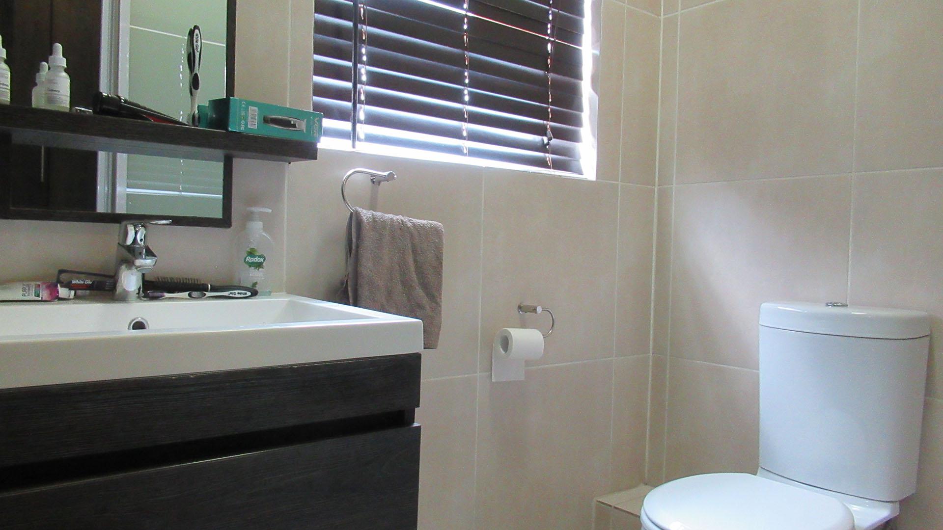 Bathroom 1 - 5 square meters of property in Greenstone Hill