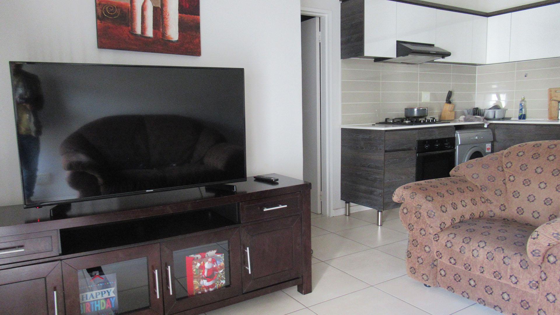 Lounges - 11 square meters of property in Greenstone Hill
