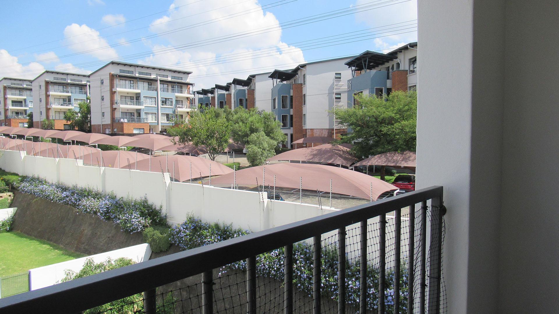 Balcony - 4 square meters of property in Greenstone Hill