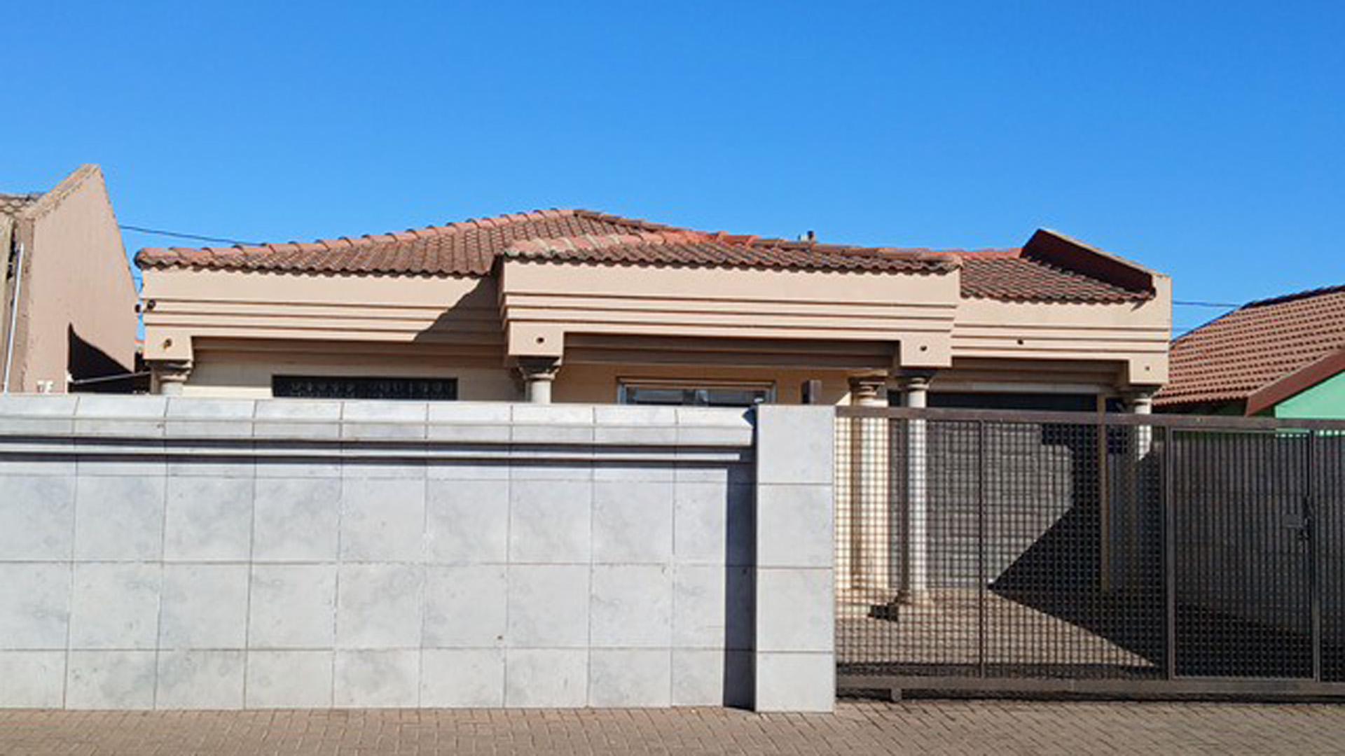 Front View of property in Vosloorus
