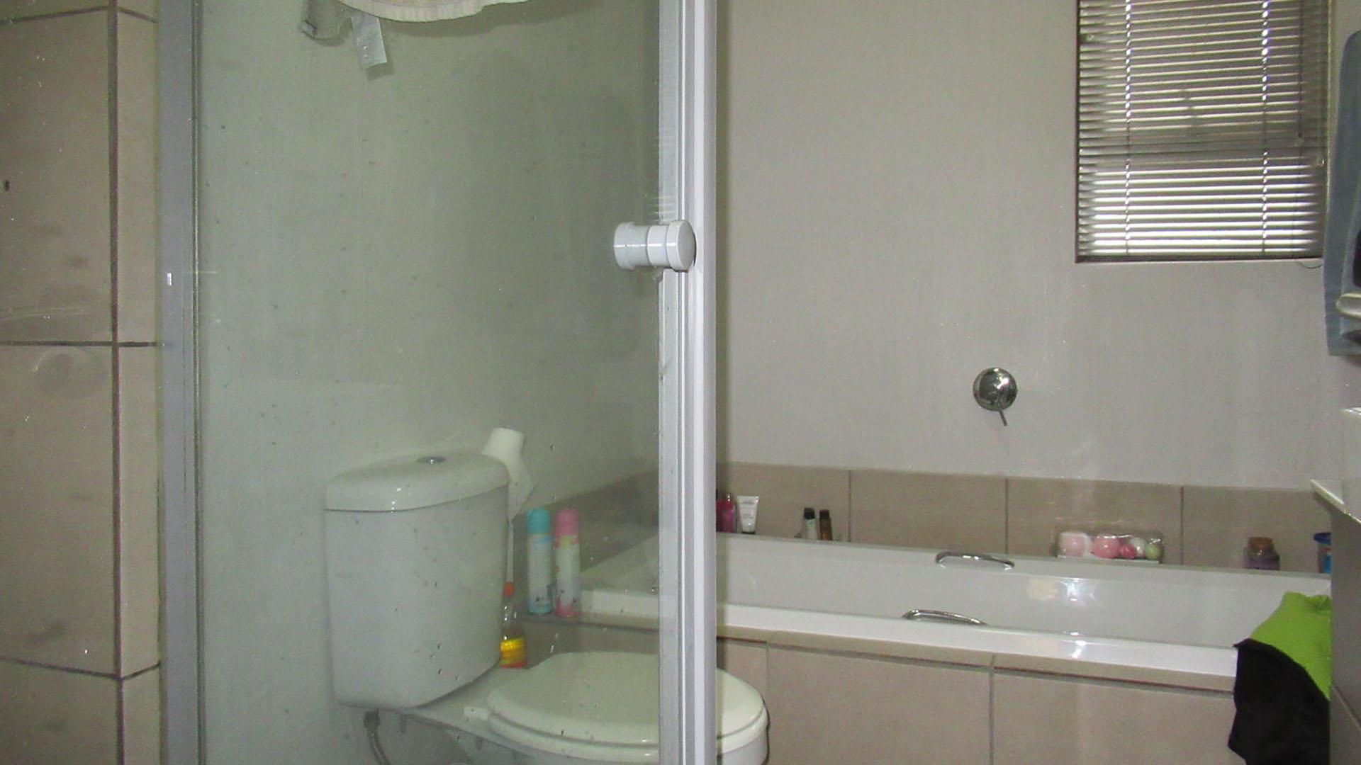 Bathroom 1 - 6 square meters of property in Broadacres