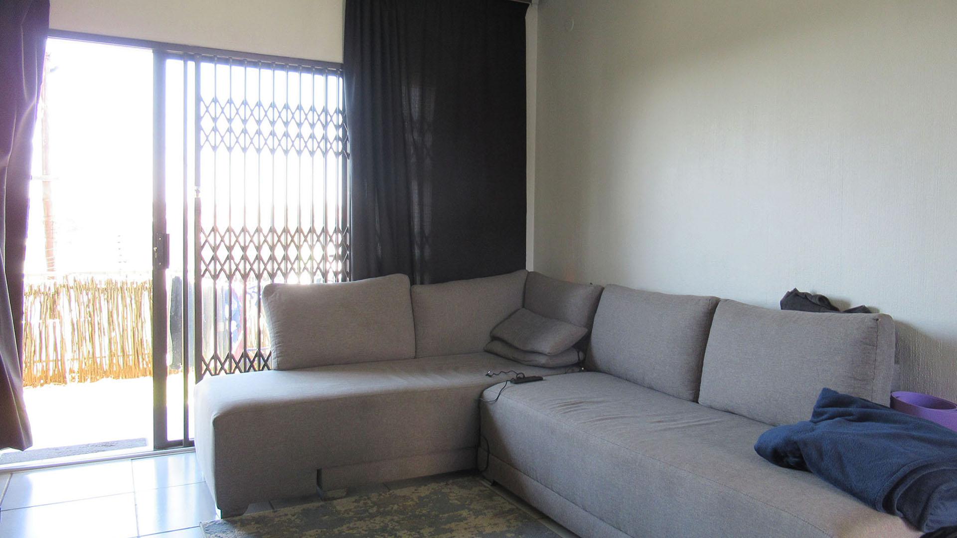 Lounges - 10 square meters of property in Broadacres