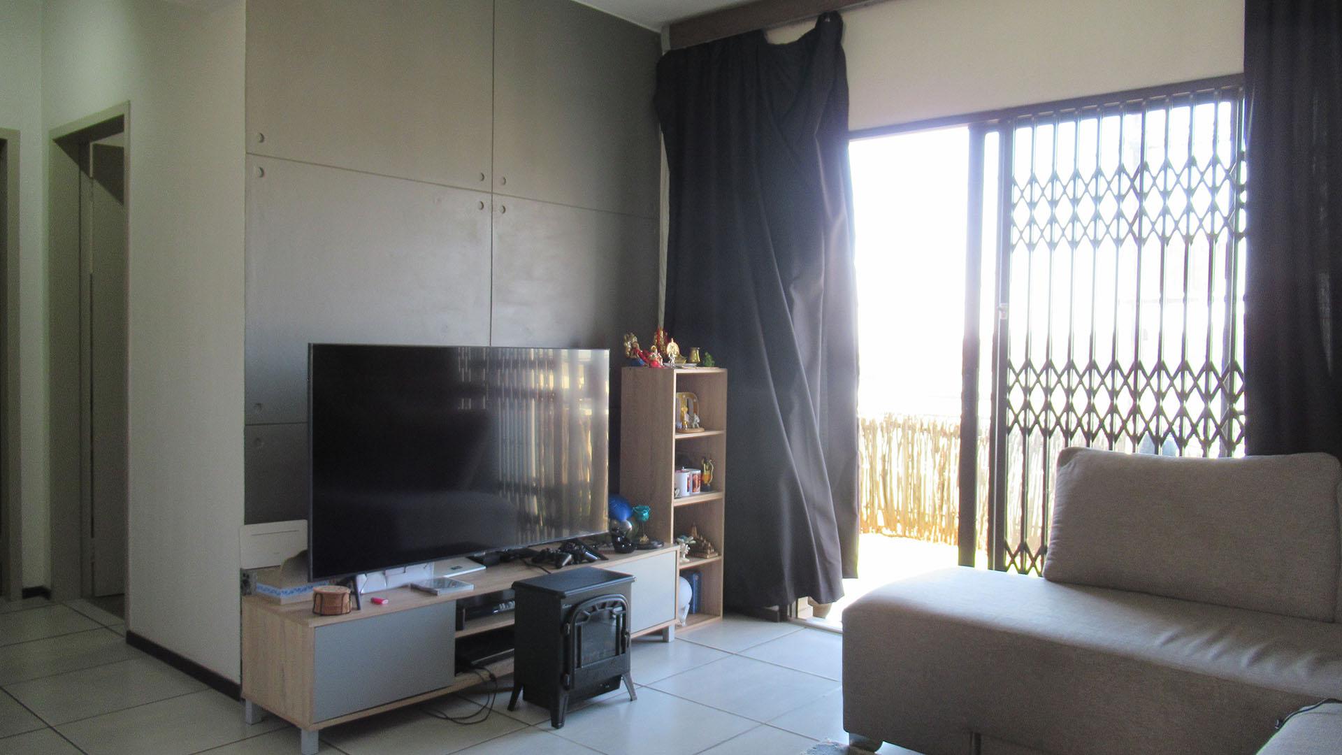 Lounges - 10 square meters of property in Broadacres