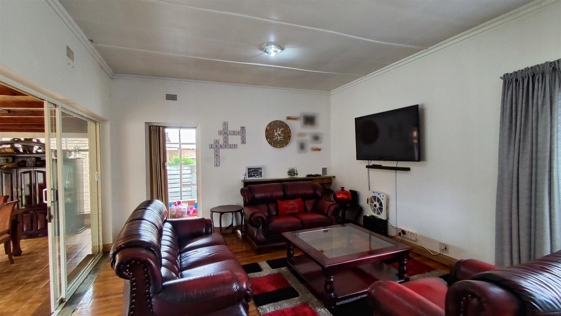 Lounges - 18 square meters of property in Brenthurst