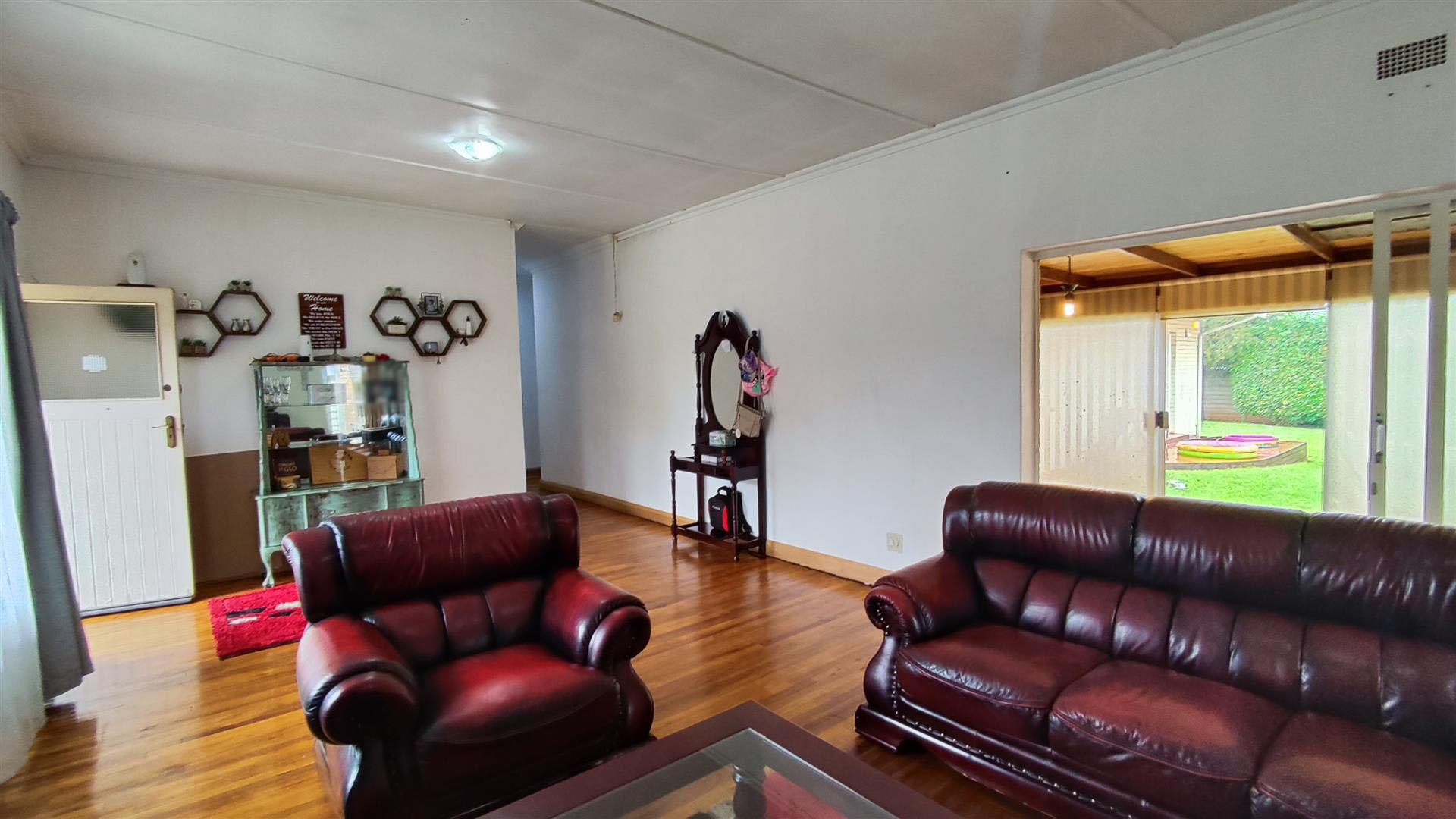 Lounges - 18 square meters of property in Brenthurst