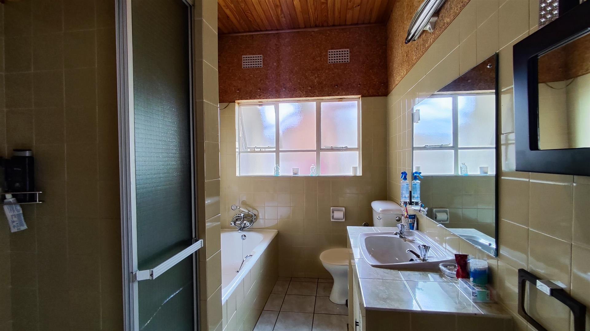 Main Bathroom - 7 square meters of property in Brenthurst
