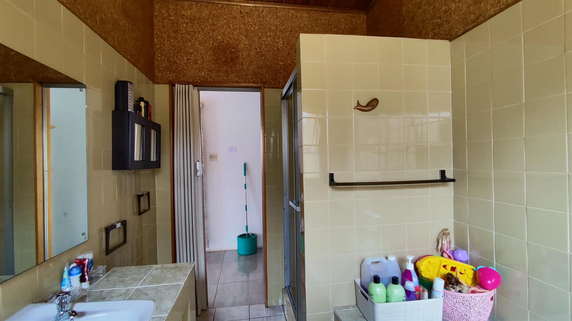 Main Bathroom - 7 square meters of property in Brenthurst