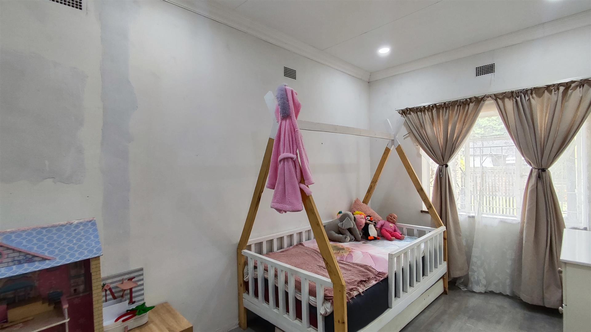 Bed Room 2 - 13 square meters of property in Brenthurst