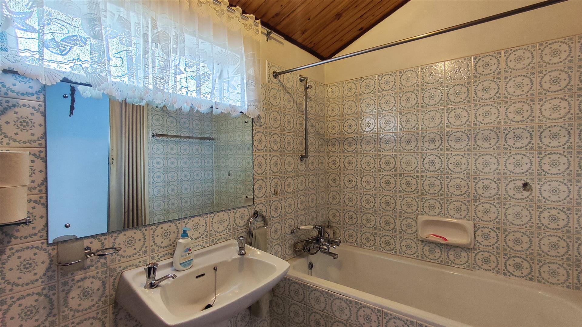 Bathroom 1 - 5 square meters of property in Brenthurst
