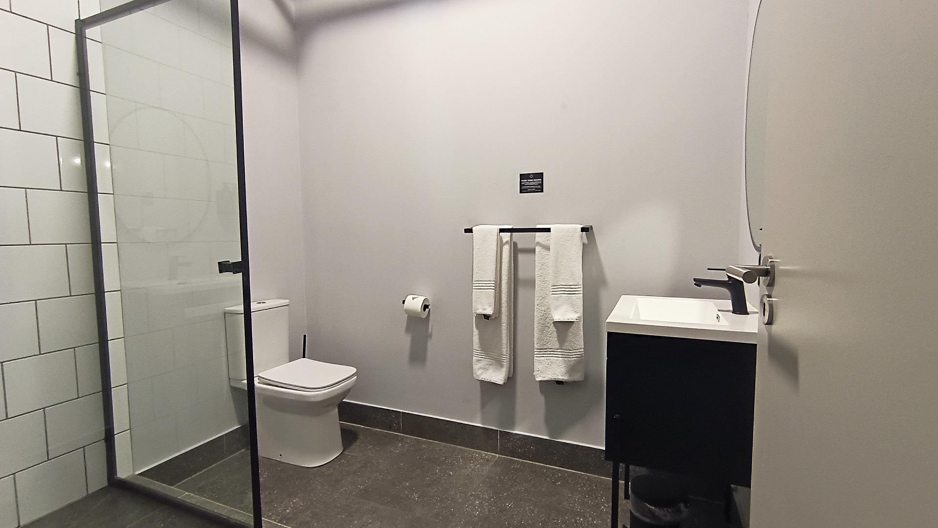 Bathroom 1 - 7 square meters of property in Cape Town Centre